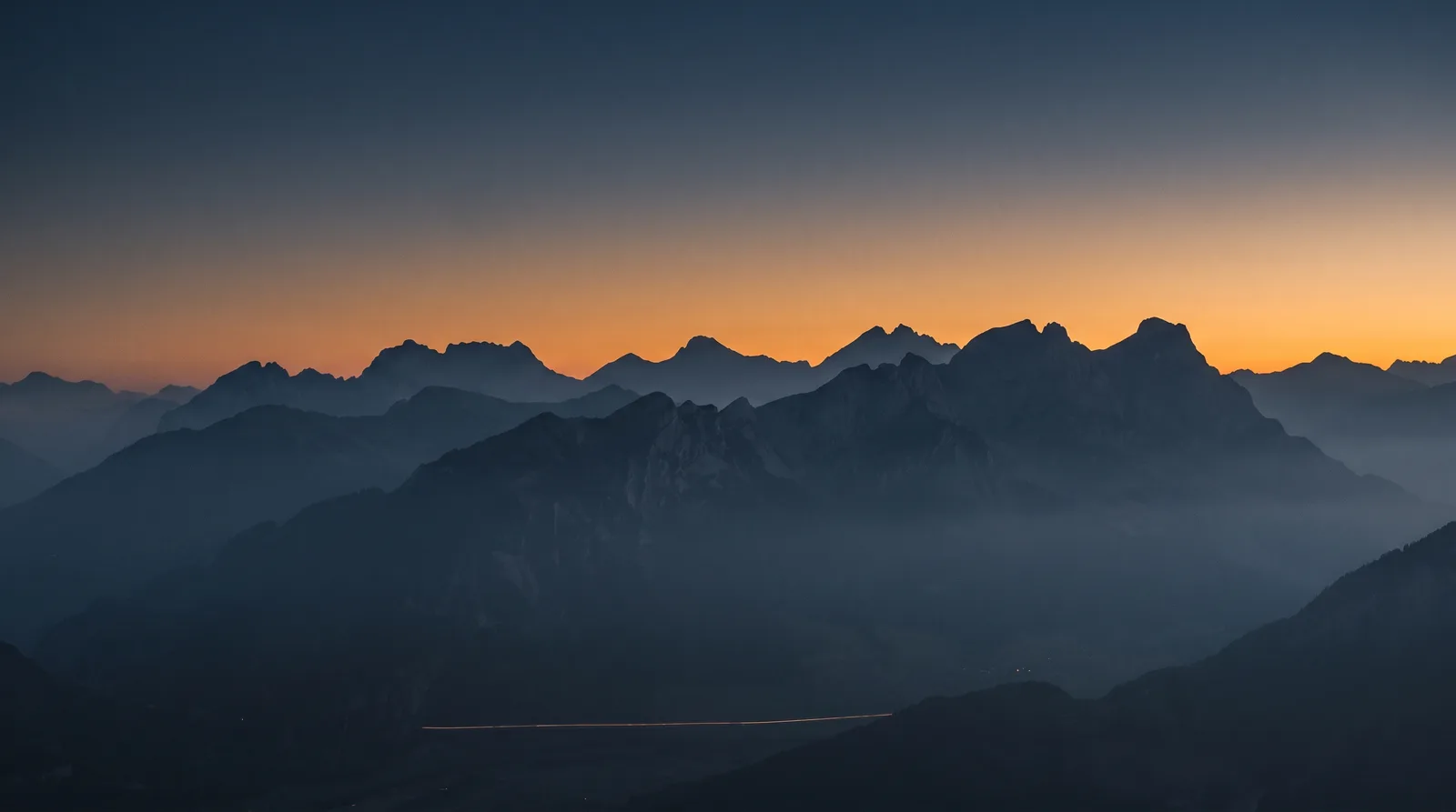 Schweizer Bergkette in der Dämmerung, deren Silhouette an eine Audio-Wellenform erinnert